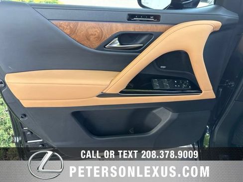 Used 2025 Lexus LX 600 4WD w/ Accessory Package (2T) image 28