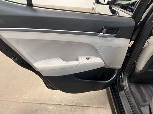 Used 2017 Hyundai Elantra SE image 19