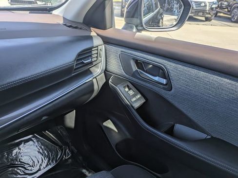 Used 2023 Nissan Rogue SV image 18