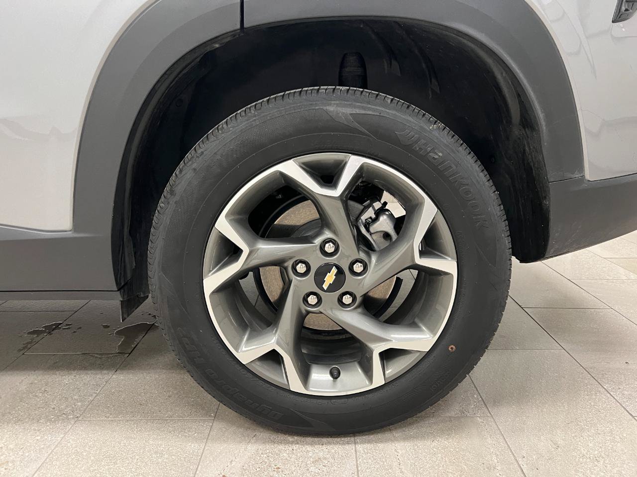 Used 2025 Chevrolet Trax LT FWD image 49