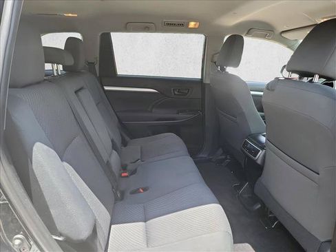 Used 2019 Toyota Highlander LE FWD image 16