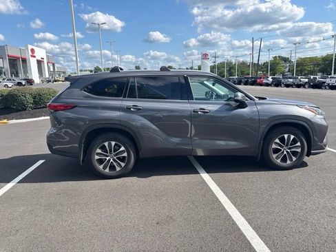 Used 2021 Toyota Highlander XLE AWD/4WD image 8