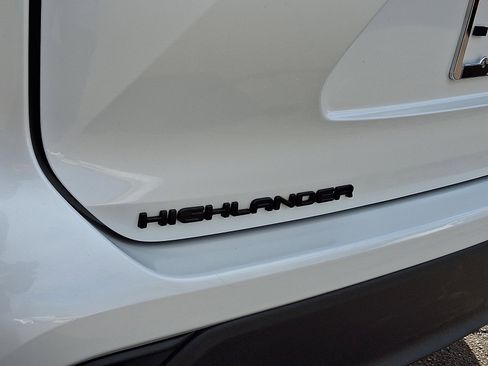 Used 2025 Toyota Highlander XLE image 29