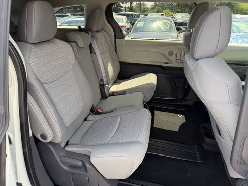 Used 2021 Toyota Sienna LE FWD image 38