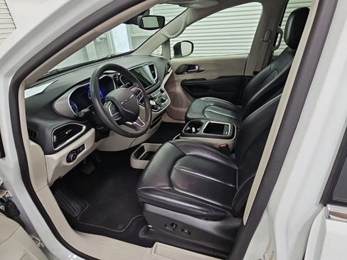 Used 2023 Chrysler Pacifica Touring-L FWD image 11