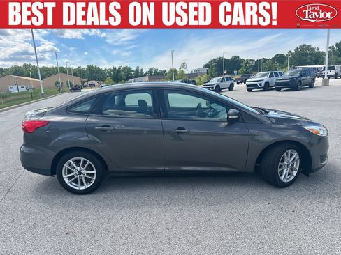 Used 2015 Ford Focus SE FWD image 2