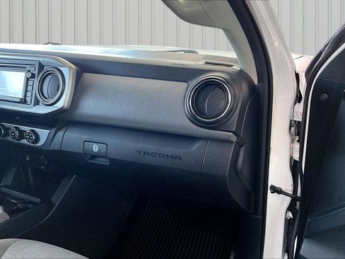 Used 2017 Toyota Tacoma SR5 w/ Tow Package RWD image 12