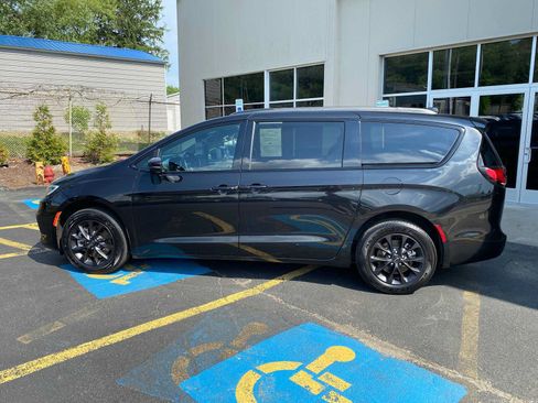 Used 2021 Chrysler Pacifica Touring w/ Uconnect Theater Family Group AWD/4WD image 15