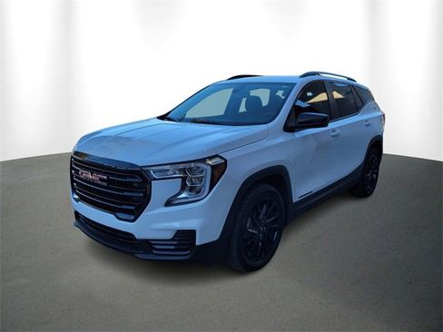 Used 2024 GMC Terrain SLE w/ Driver Convenience Package image 2
