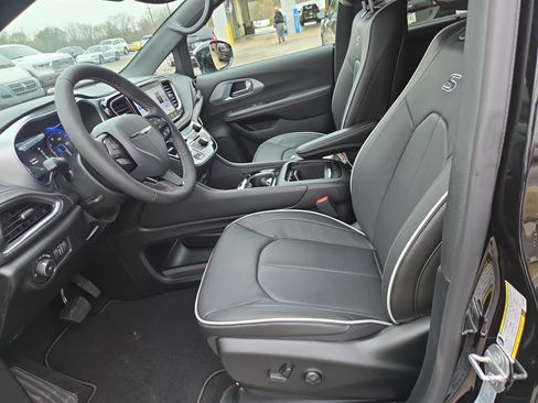 New 2026 Chrysler Pacifica Limited w/ Uconnect Theater Family Group image 4