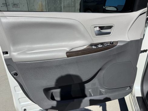 Used 2016 Toyota Sienna XLE Premium image 34