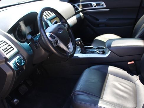 Used 2015 Ford Explorer XLT w/ Equipment Group 202B AWD/4WD image 5