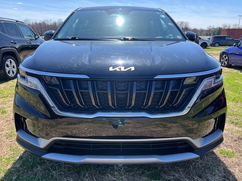 Used 2024 Kia Carnival LX image 9