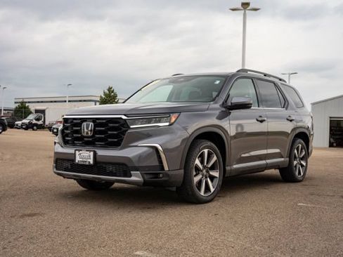 Used 2025 Honda Pilot Touring image 3
