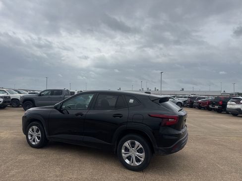 Used 2025 Chevrolet Trax LS image 12