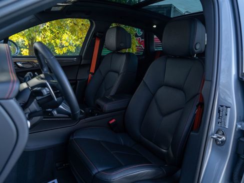 Certified 2025 Porsche Macan Turbo image 5