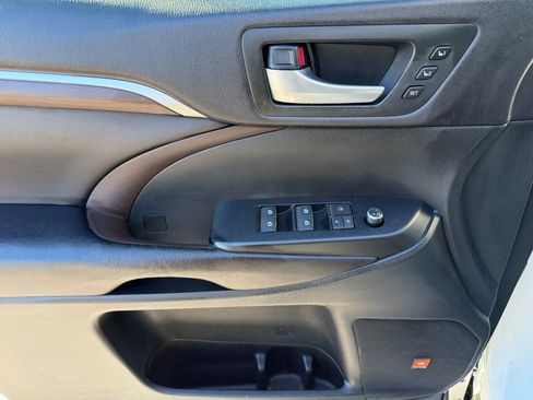 Used 2016 Toyota Highlander Limited image 17