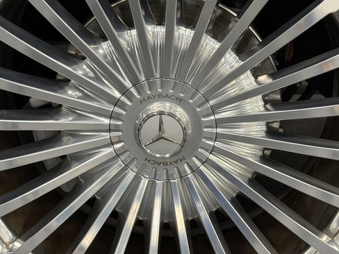 Used 2024 Mercedes-Benz Maybach GLS 600 4MATIC image 19