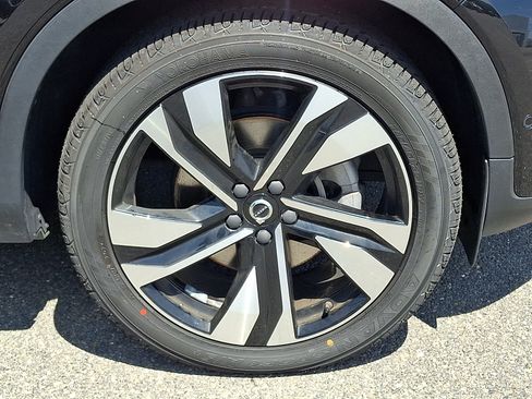 Certified 2024 Volvo XC40 B5 Plus w/ Protection Package Premier AWD/4WD image 9