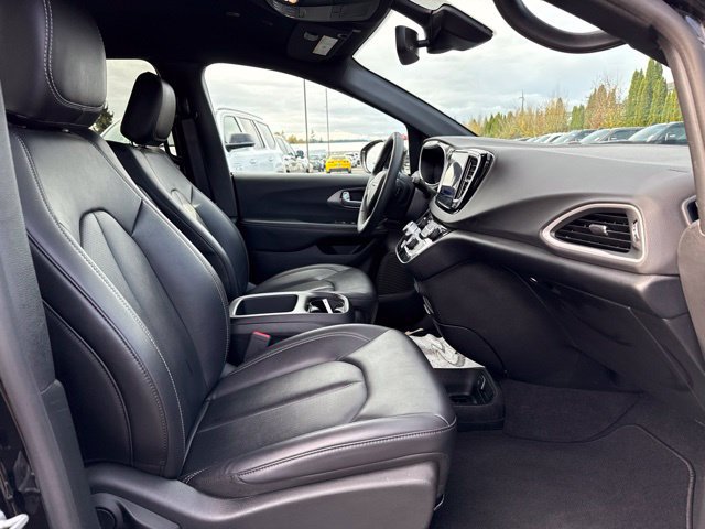 Used 2025 Chrysler Pacifica Select FWD image 10