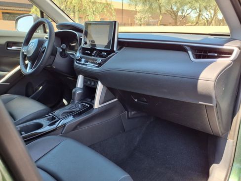 Used 2025 Toyota Corolla Cross XLE w/ Convenience Package FWD image 11