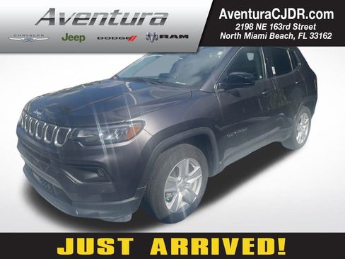 Used 2022 Jeep Compass Latitude image 1
