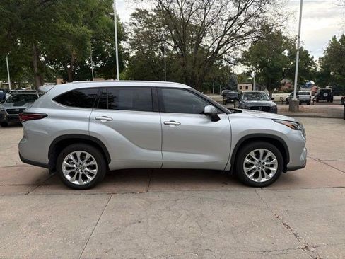 Used 2024 Toyota Highlander Limited AWD/4WD image 7