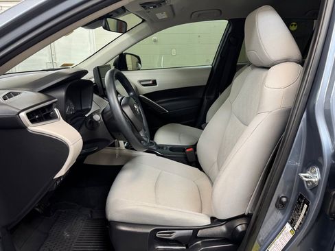 Used 2025 Toyota Corolla Cross L image 11