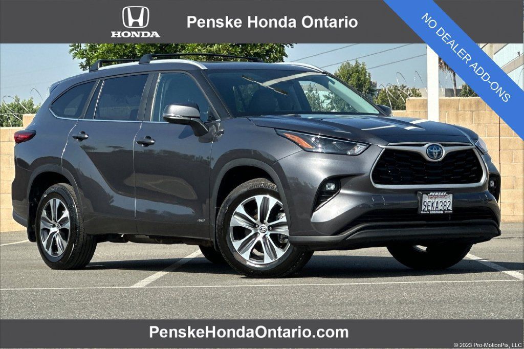Used 2023 Toyota Highlander XLE AWD/4WD image 1