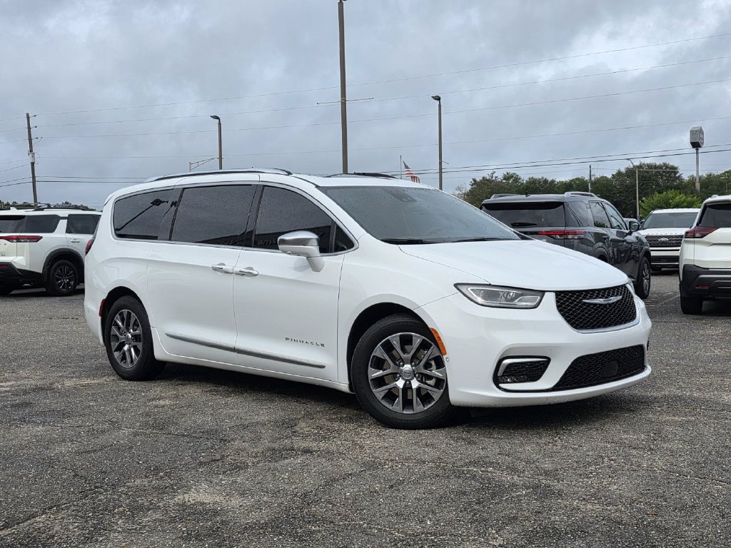 Used 2022 Chrysler Pacifica Pinnacle FWD image 2