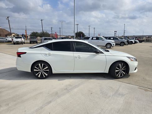 Used 2021 Nissan Altima 2.5 SR image 2