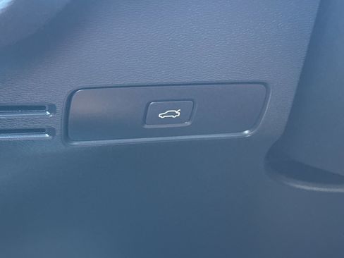 Certified 2023 Volvo XC40 B5 Plus w/ Protection Package Premier image 31