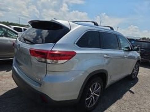 Used 2017 Toyota Highlander XLE FWD image 3