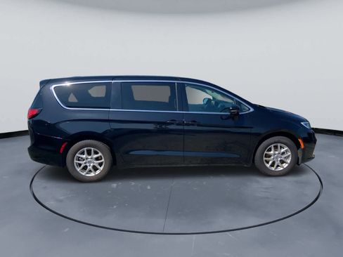Used 2024 Chrysler Pacifica Touring-L FWD image 7