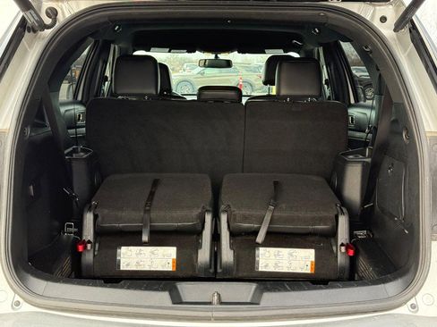 Used 2017 Ford Explorer XLT w/ Equipment Group 202A image 6