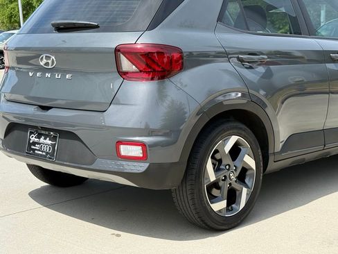 Used 2024 Hyundai Venue Limited FWD image 14