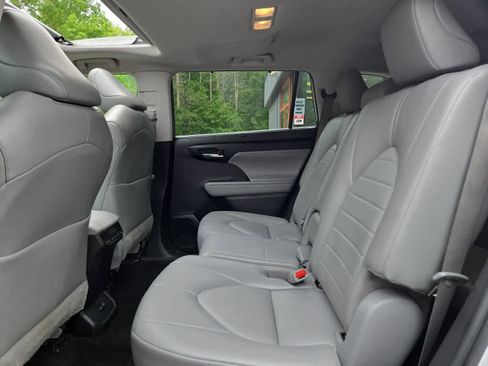 Used 2022 Toyota Highlander XLE AWD/4WD image 36