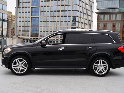 Used 2015 Mercedes-Benz GL 550 4MATIC image 2