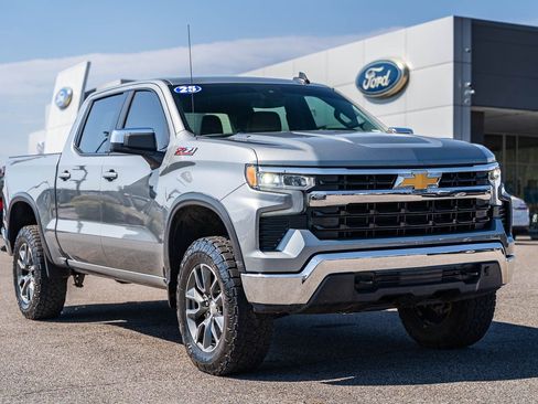 Used 2025 Chevrolet Silverado 1500 LT image 1