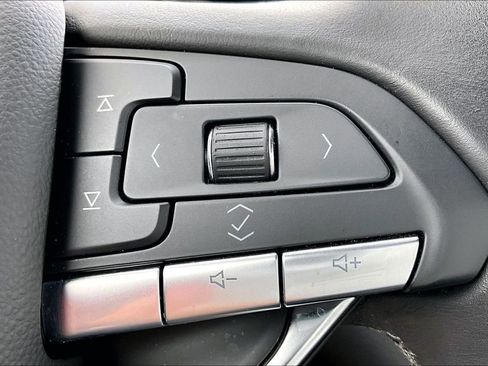 Used 2025 Cadillac XT6 Luxury FWD image 12