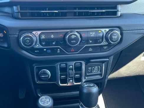 Used 2024 Jeep Wrangler Unlimited Sahara AWD/4WD image 28