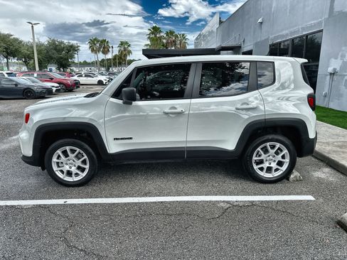 Used 2023 Jeep Renegade Latitude AWD/4WD image 5