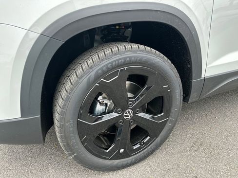 New 2026 Volkswagen Taos SE AWD/4WD image 2