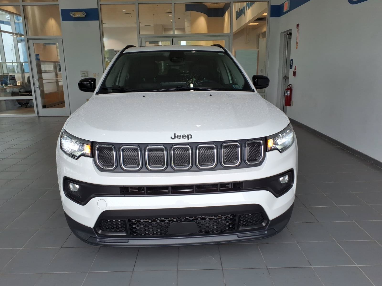 Used 2022 Jeep Compass Latitude w/ Sun and Sound Group AWD/4WD image 2