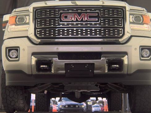 Used 2019 GMC Sierra 2500 Denali w/ Duramax Plus Package AWD/4WD image 3