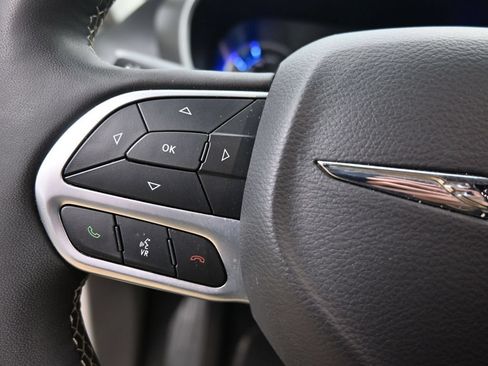 Used 2024 Chrysler Pacifica Limited FWD image 18