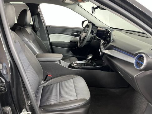 Certified 2025 Chevrolet Trax LT FWD image 12
