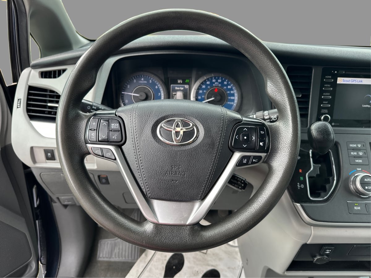 Used 2020 Toyota Sienna LE w/ LE Preferred Package FWD image 20