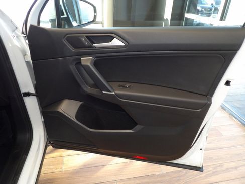 Used 2020 Volkswagen Tiguan SE image 12