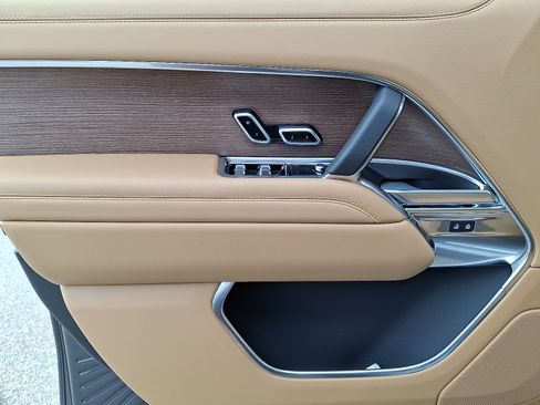 New 2025 Land Rover Range Rover SE image 4